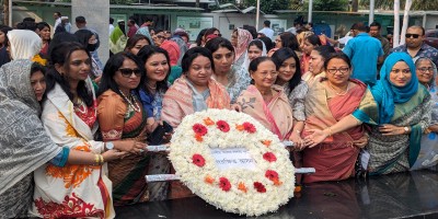 বঙ্গবন্ধুর প্রতিকৃতিতে সংরক্ষিত আসনের এমপিদের শ্রদ্ধা